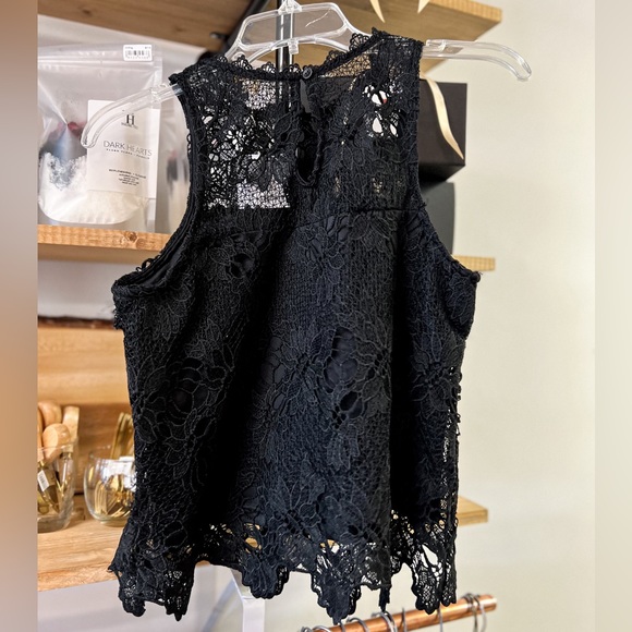 Cropped Floral Embroidery Top - Picture 5 of 5